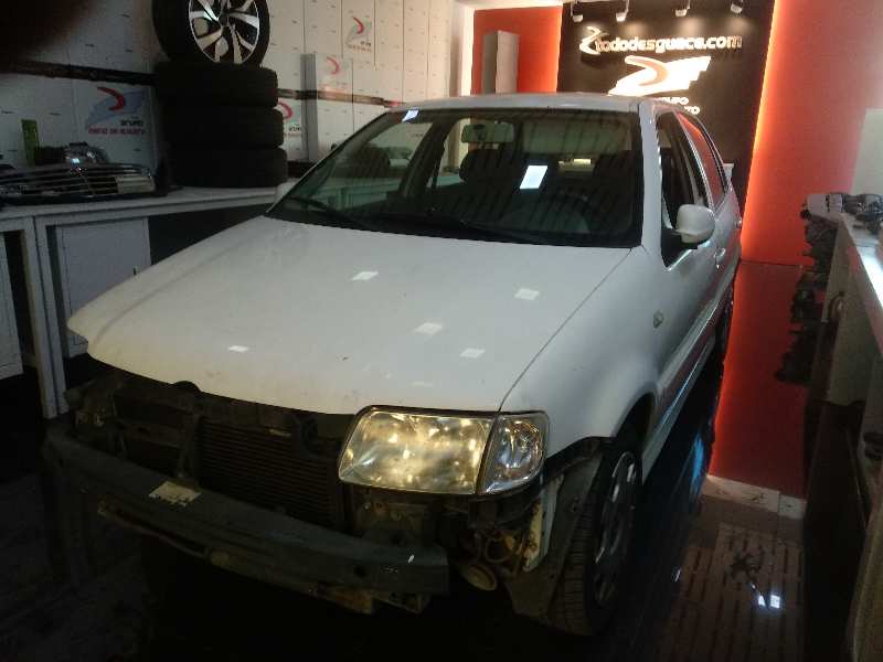 VOLKSWAGEN POLO BERLINA (6N2) Trendline Motor 1,4 Ltr. - 55 kW 16V foto 2