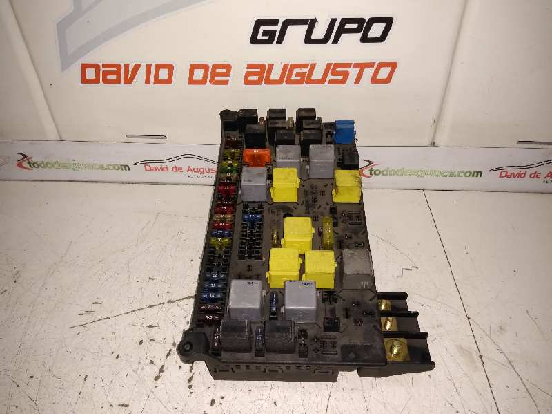 CAJA RELES / FUSIBLES