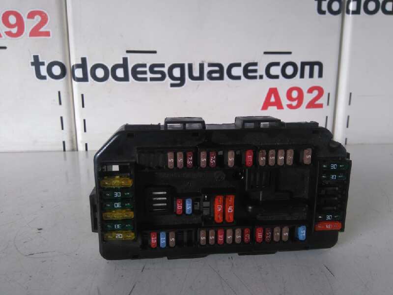 CAJA RELES / FUSIBLES foto 3
