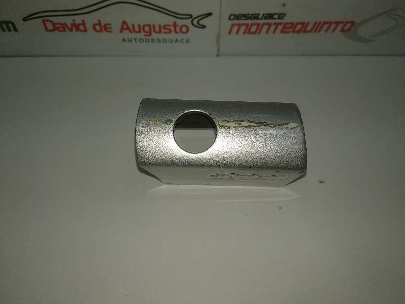 TAPA BOMBIN CERRADURA DELANTERA DERECHA foto 2