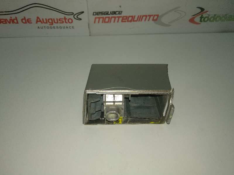 TAPA BOMBIN CERRADURA DELANTERA DERECHA foto 3