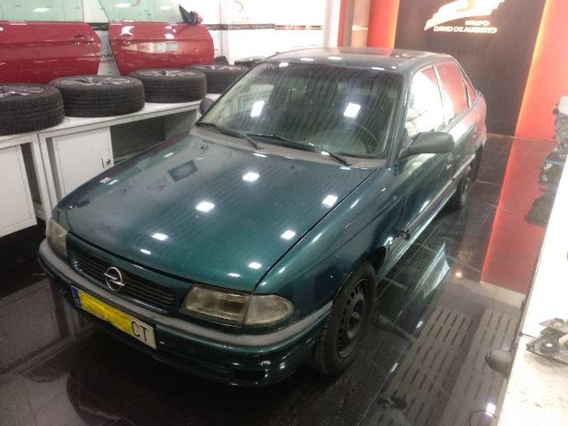OPEL ASTRA F BERLINA Básico Motor 1,6 Ltr. - 74 kW 16V foto 2