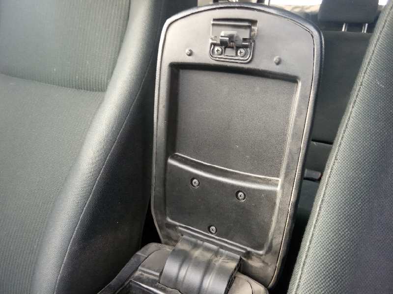 APOYABRAZOS CENTRAL TOYOTA RAV 4 Active   |   01.14 - 12.15