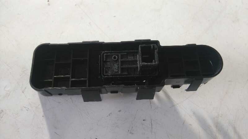 MANDO ELEVALUNAS DELANTERO DERECHO foto 2