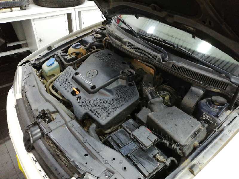 VOLKSWAGEN GOLF IV BERLINA (1J1) Básico Motor 1,6 Ltr. - 74 kW foto 5