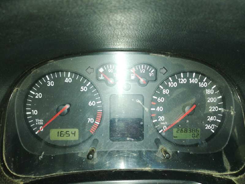 VOLKSWAGEN GOLF IV BERLINA (1J1) Básico Motor 1,6 Ltr. - 74 kW foto 10