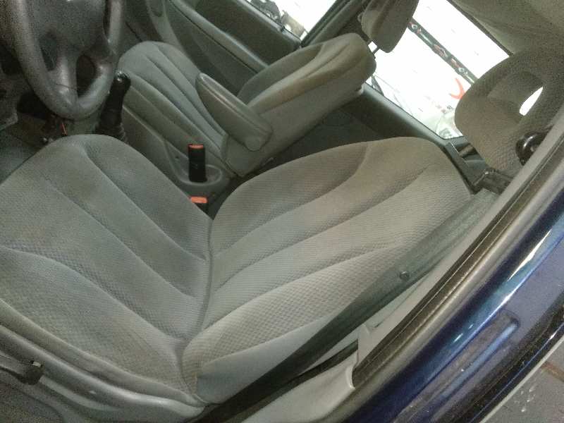 CHRYSLER VOYAGER (RG) 2.4 LX (I)   |   03.01 - 12.04 foto 11