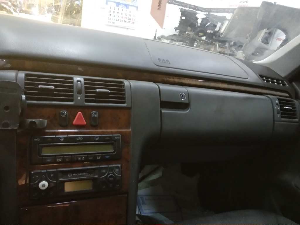 MERCEDES CLASE E (W210) BERLINA 320 (210.065)   |   03.97 - 12.02 foto 7
