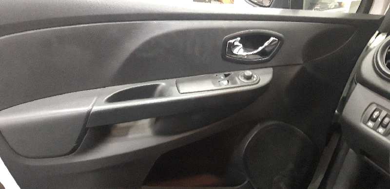 RENAULT CLIO IV Authentique   |   09.12 - 12.16 foto 11