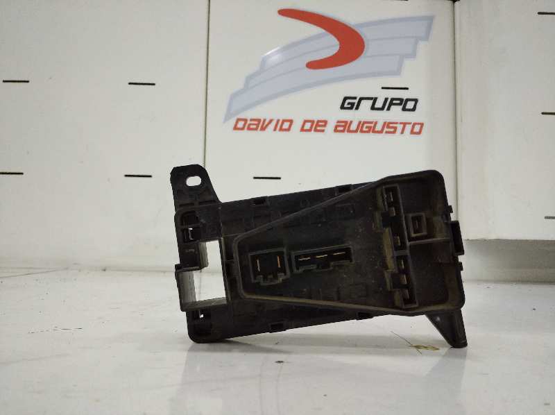 CAJA RELES / FUSIBLES foto 2