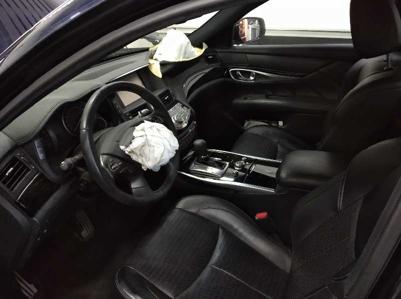 INFINITI Q70 LIM. 2.2d Premium   |   01.15 - 12.19