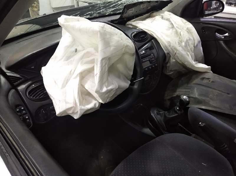 FORD FOCUS BERLINA (CAK) Ghia   |   08.98 - 12.04 foto 6