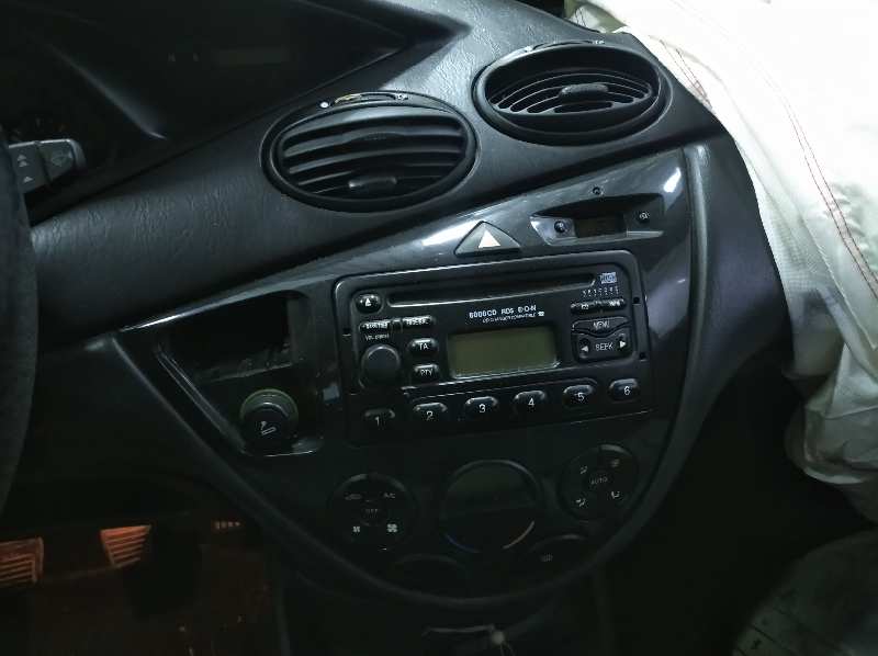 FORD FOCUS BERLINA (CAK) Ghia   |   08.98 - 12.04 foto 8