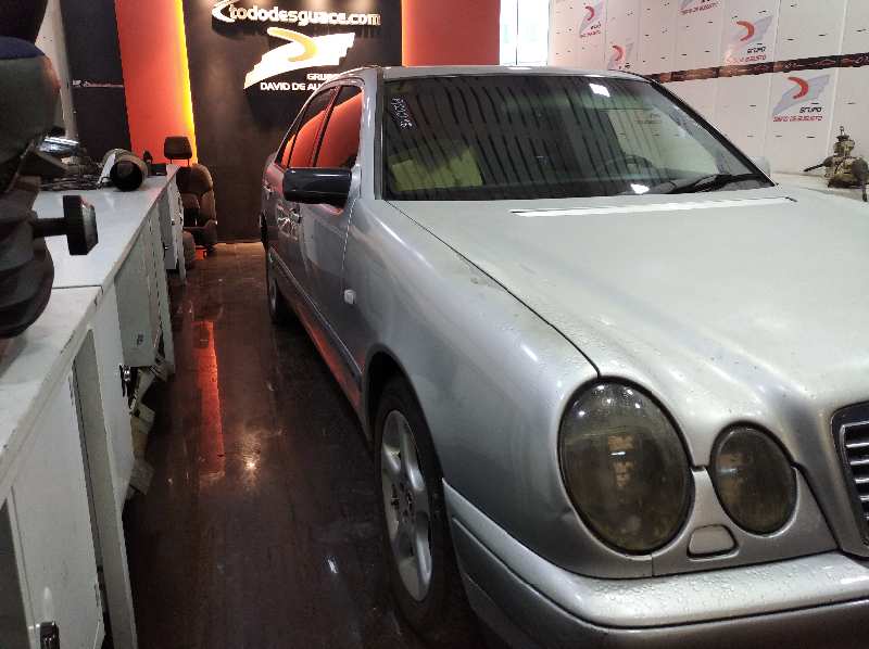 MERCEDES CLASE E (W210) BERLINA DIESEL 300 Turbodiesel (210.025)   |   03.97 - ... foto 2