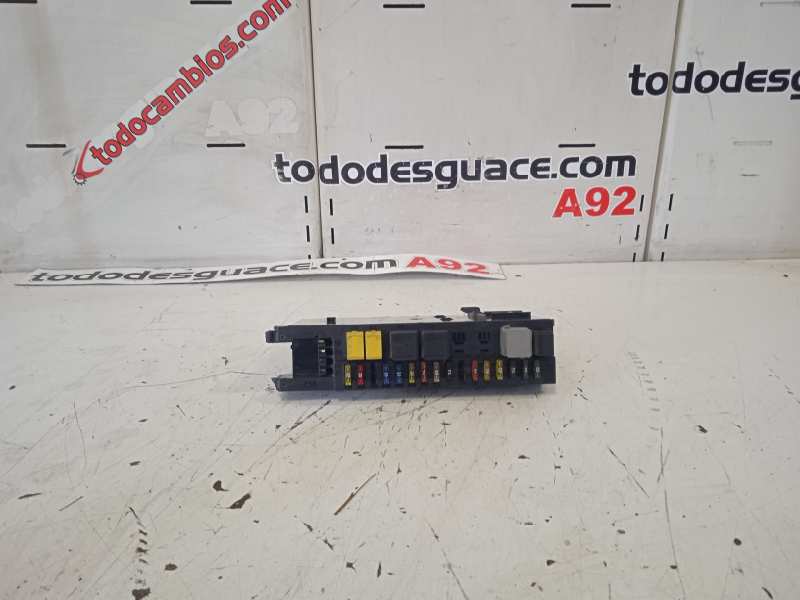 CAJA RELES / FUSIBLES