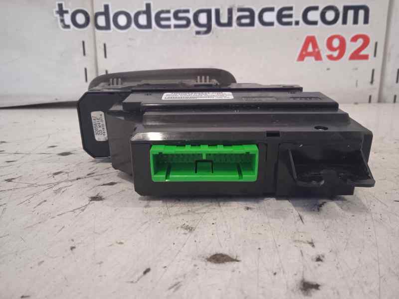 MANDO ELEVALUNAS DELANTERO DERECHO foto 2