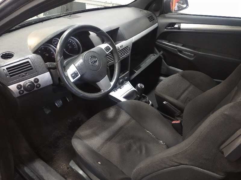 OPEL ASTRA GTC Cosmo   |   12.04 - 12.07 foto 10