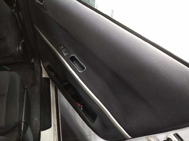 TOYOTA COROLLA VERSO (R1) 2.2 D-4D Luna   |   09.05 - 12.09 foto 12