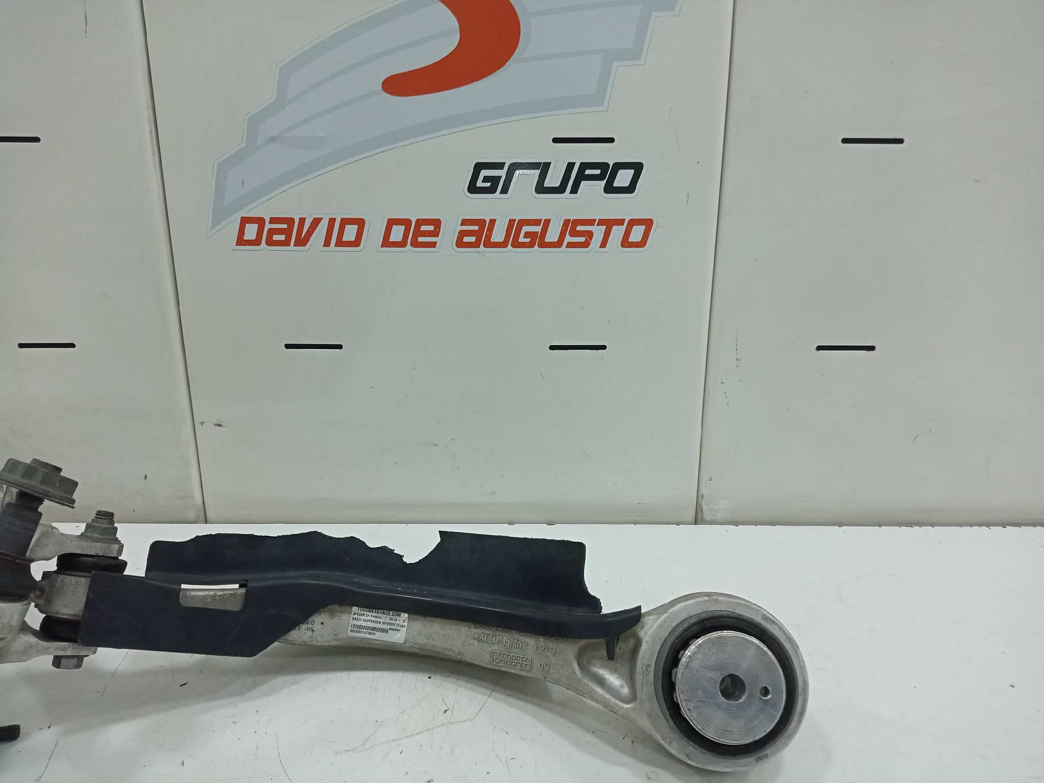BRAZO SUSPENSION INFERIOR DELANTERO IZQUIERDO JAGUAR XF Portfolio   |   04.15 - 12.20