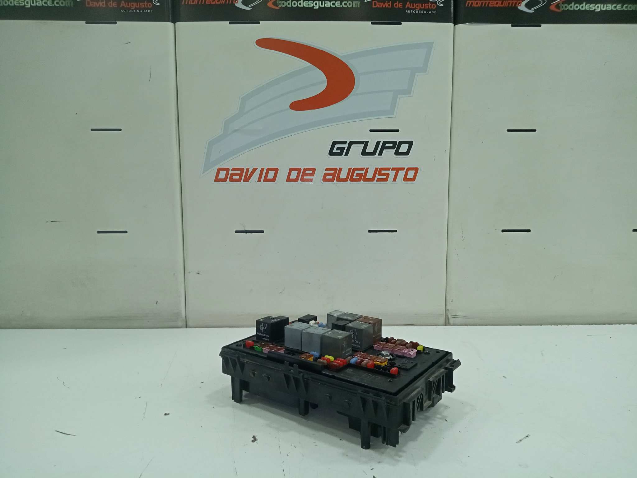 CAJA RELES / FUSIBLES foto 5