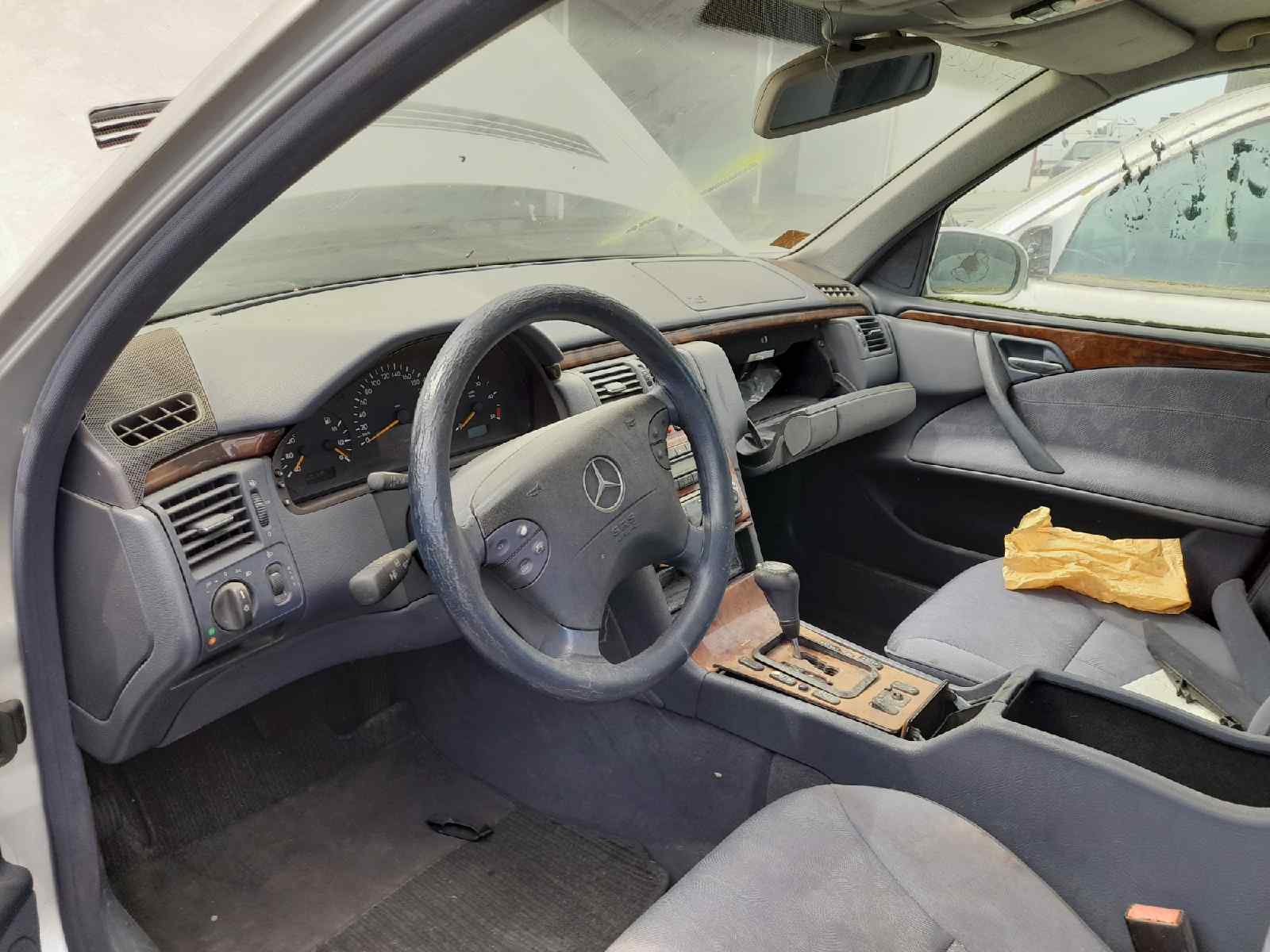 MERCEDES-BENZ BM SERIE 210 BERLINA *   |   0.95 - 0.02 foto 4