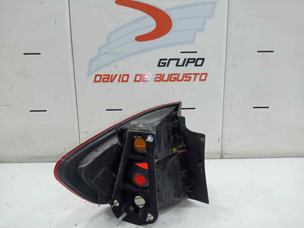 PILOTO TRASERO DERECHO foto 4