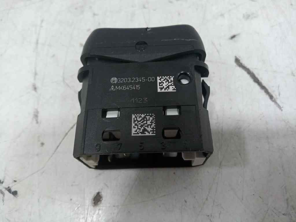 INTERRUPTOR ANTINIEBLA DELANTERO FUSO CANTER 3S13