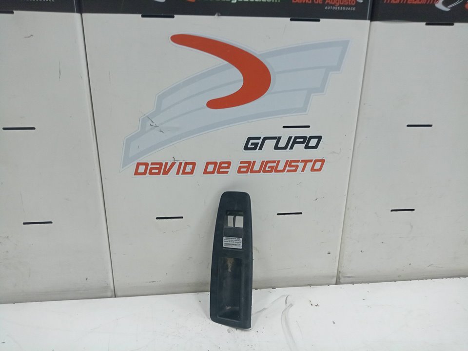 CARCASA DELANTERO IZQUIERDO DE MANDO ELEVALUNAS