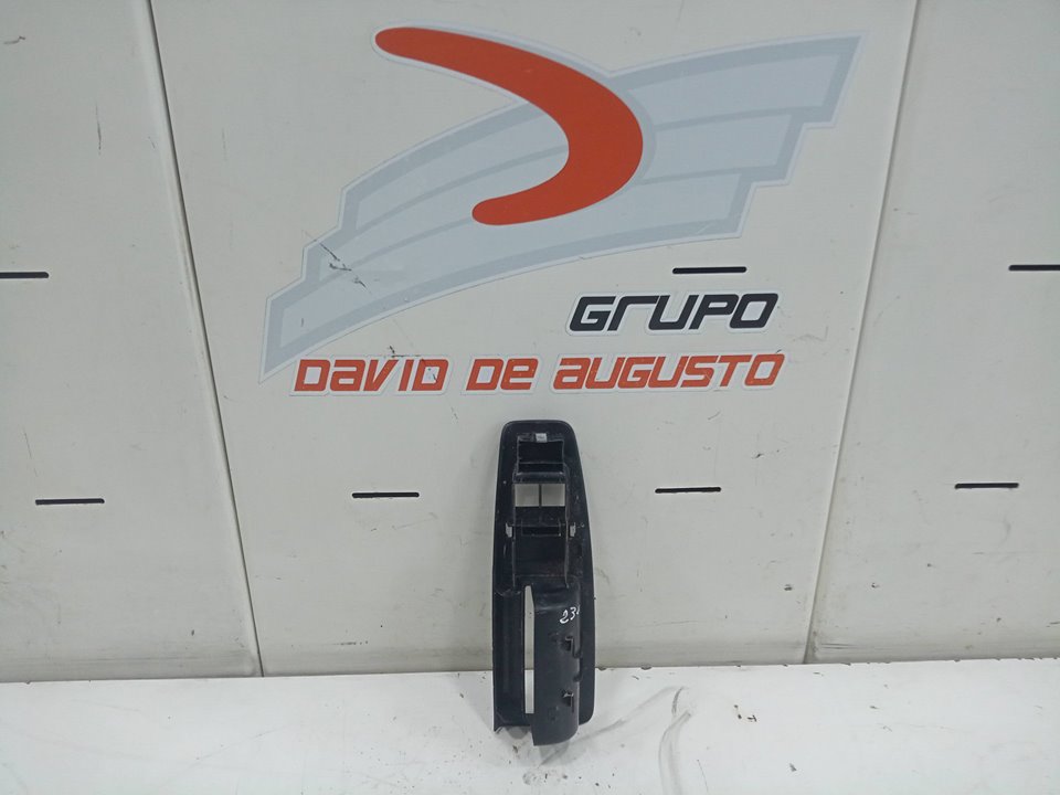 CARCASA DELANTERO IZQUIERDO DE MANDO ELEVALUNAS foto 2