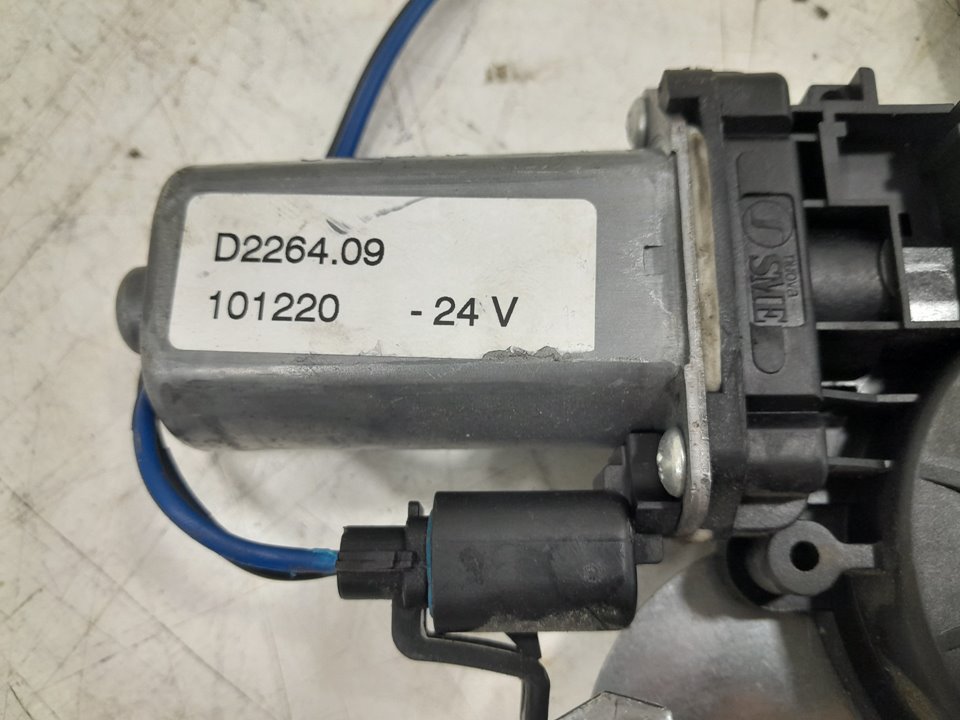 ELEVALUNAS DELANTERO DERECHO MERCEDES ATEGO 2-EJES 18 T /BM 950/2/4 *   |   0.97 - 0.04