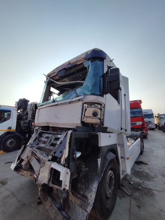 RENAULT MAGNUM AB 2005 Cabina adel.tractor semirr. GV     4X2    4XX.18 Gran espacio Motor 12,8 Ltr. - 360 kW Diesel