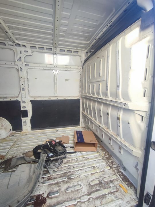 PEUGEOT BOXER CAJA CERRADA 335 L3 BlueHDi 130 Cargo Edition mit Ladebordwand Motor 2,0 Ltr. - 96 kW Blue-HDI FAP CAT