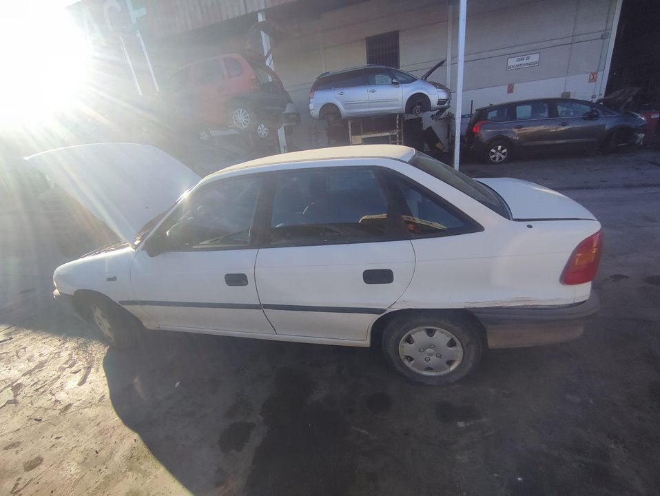 OPEL ASTRA F BERLINA Básico Motor 1,6 Ltr. - 55 kW
