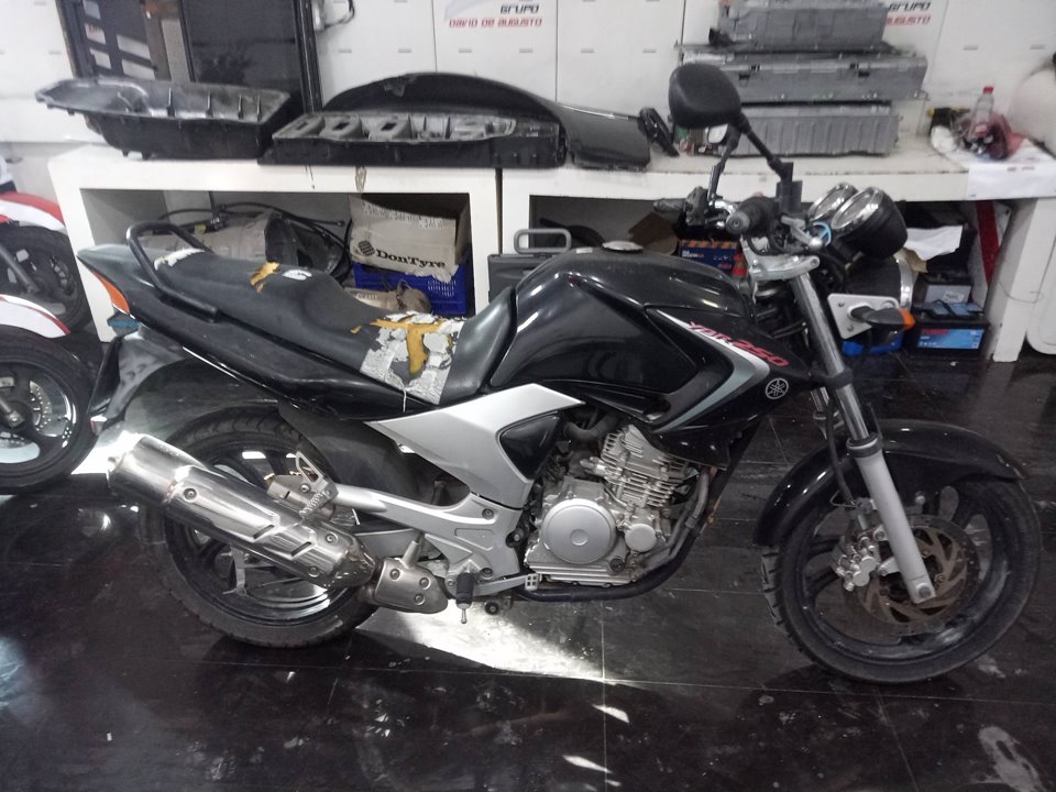 YAMAHA YBR 250 * Motor 249 cm3 - 15,7 kW