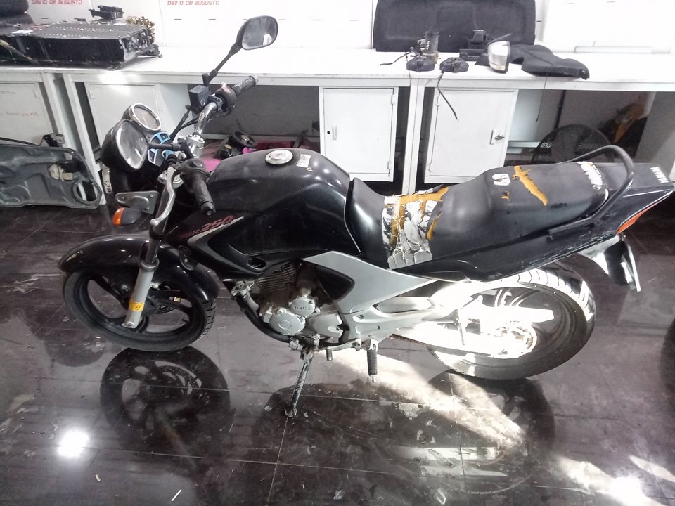 YAMAHA YBR 250 * Motor 249 cm3 - 15,7 kW