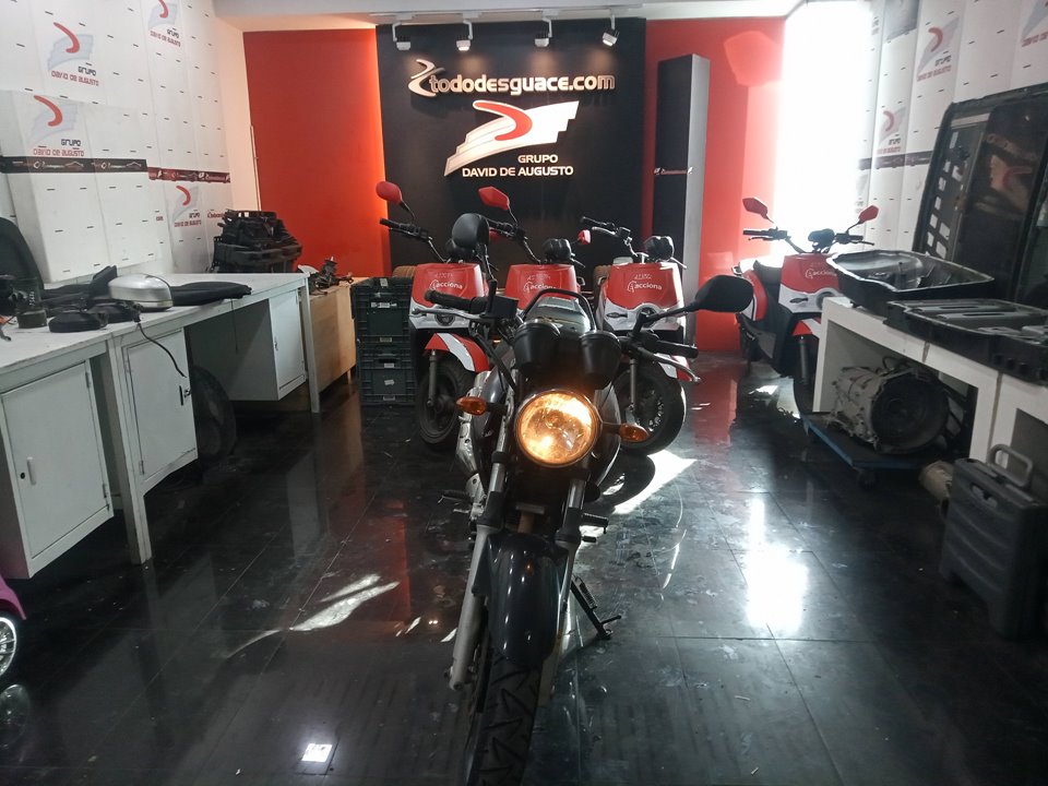 YAMAHA YBR 250 * Motor 249 cm3 - 15,7 kW