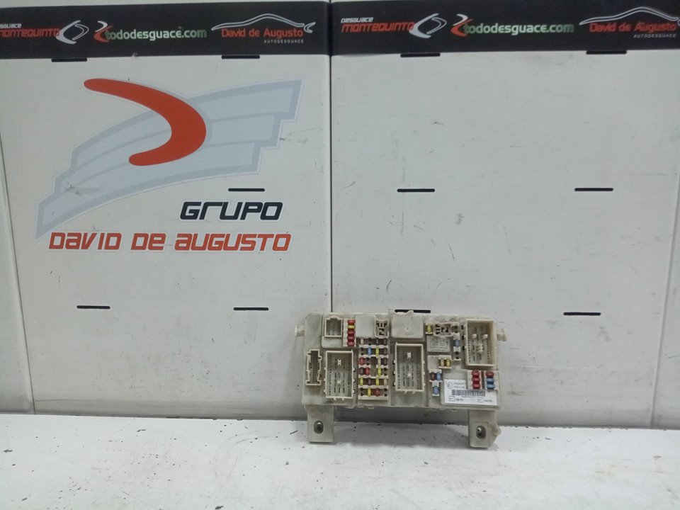 CAJA RELES / FUSIBLES