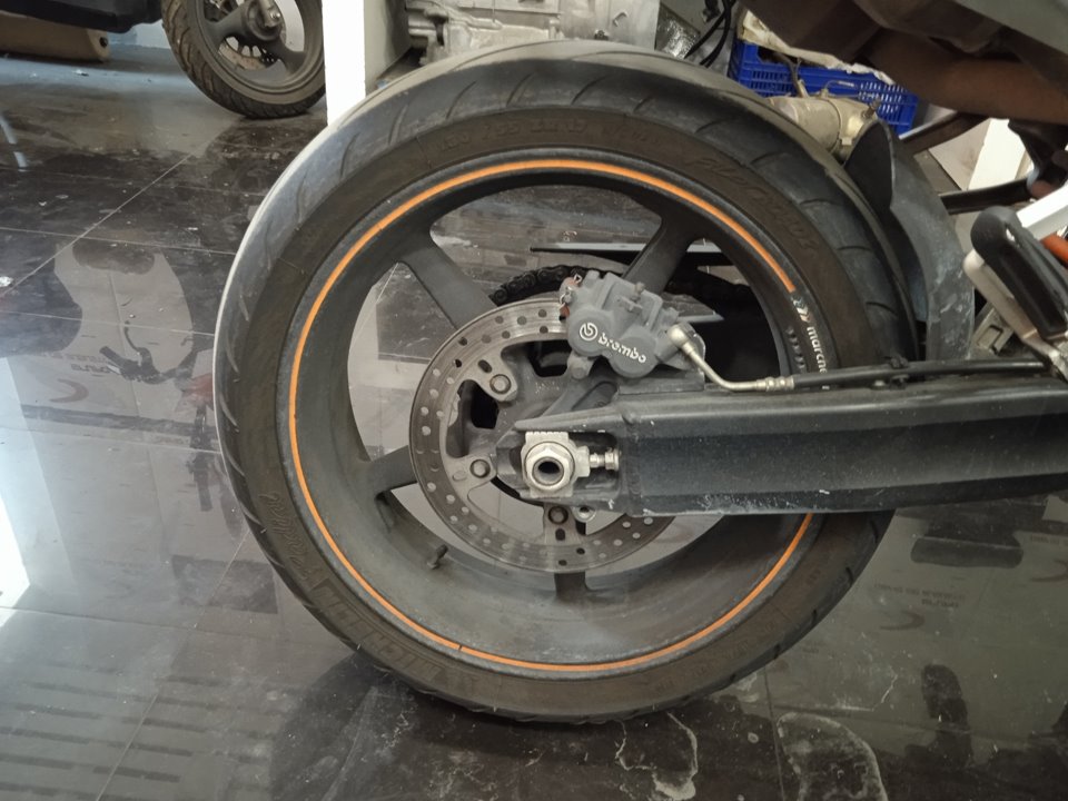 KTM 990 SUPERMOTO 990 Supermoto T Motor 999 cm3 - 85 kW
