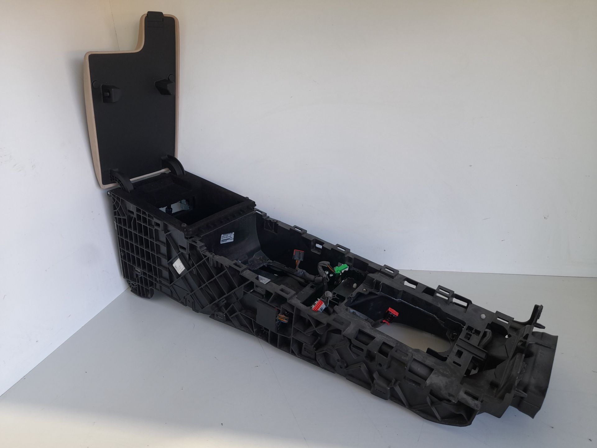 GUANTERA CONSOLA CENTRAL JAGUAR XF Portfolio   |   04.15 - 12.20
