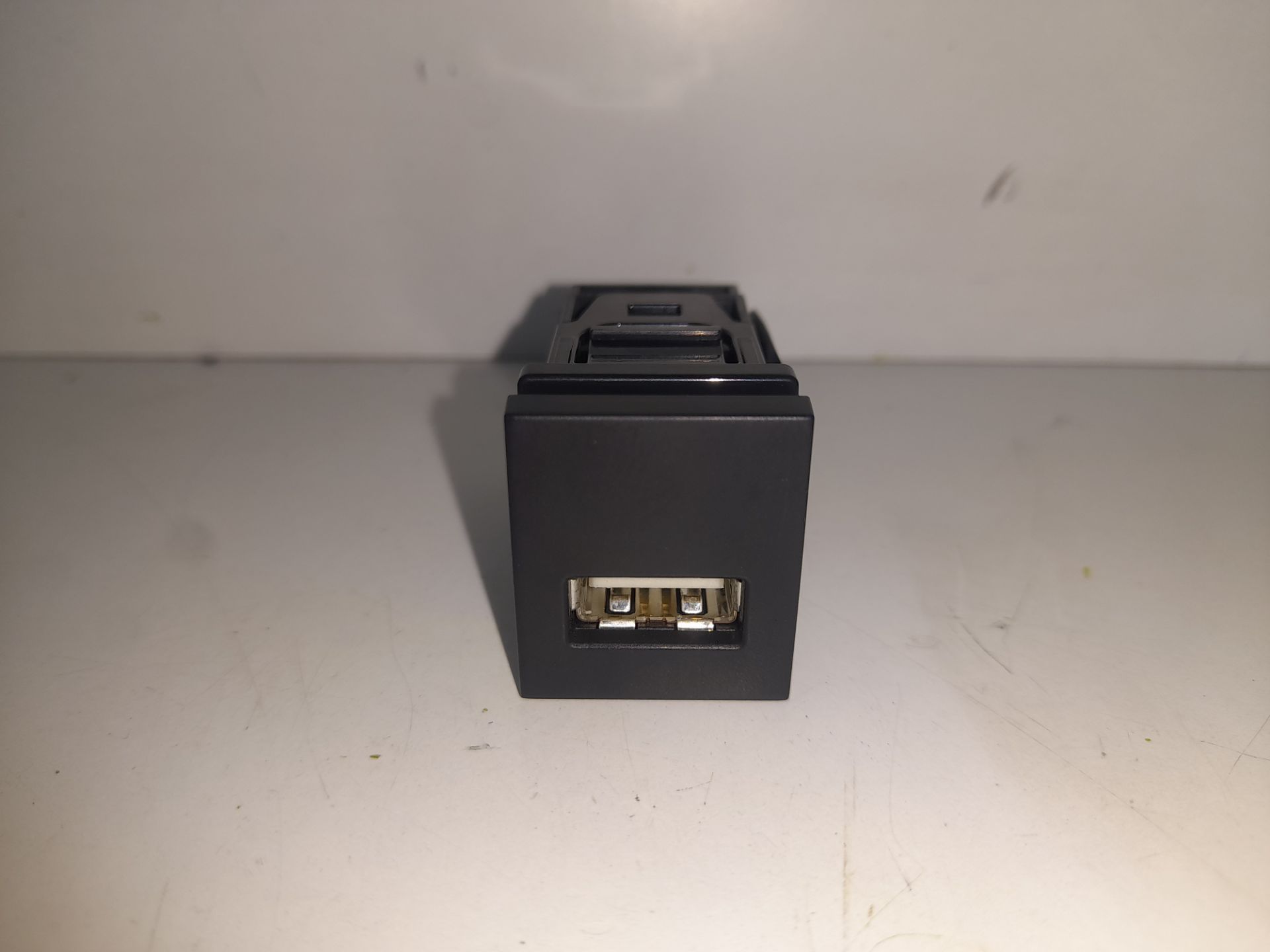 PUERTO USB AUXILIAR TOYOTA YARIS (XP21) S-EDITION