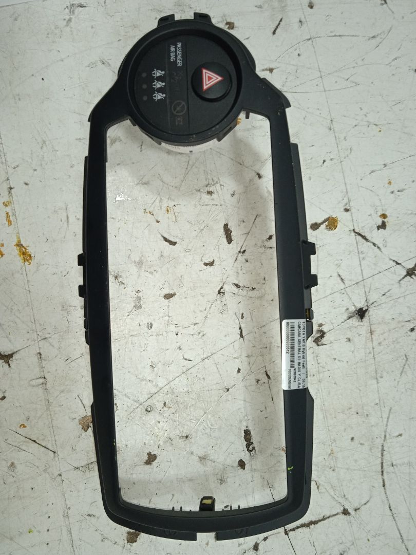 CARCASA CENTRAL DE RADIO Y CLIMA TOYOTA YARIS Hybrid Feel!