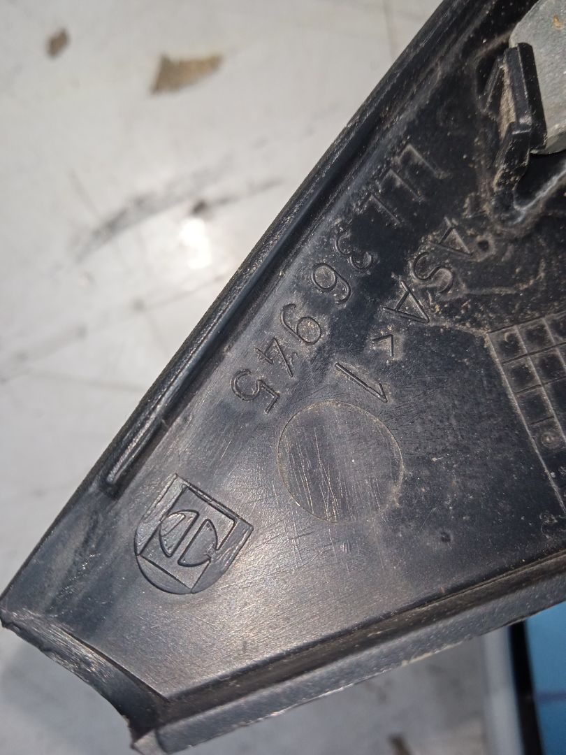 RETROVISOR IZQUIERDO VOLKSWAGEN GOLF IV BERLINA (1J1) Básico