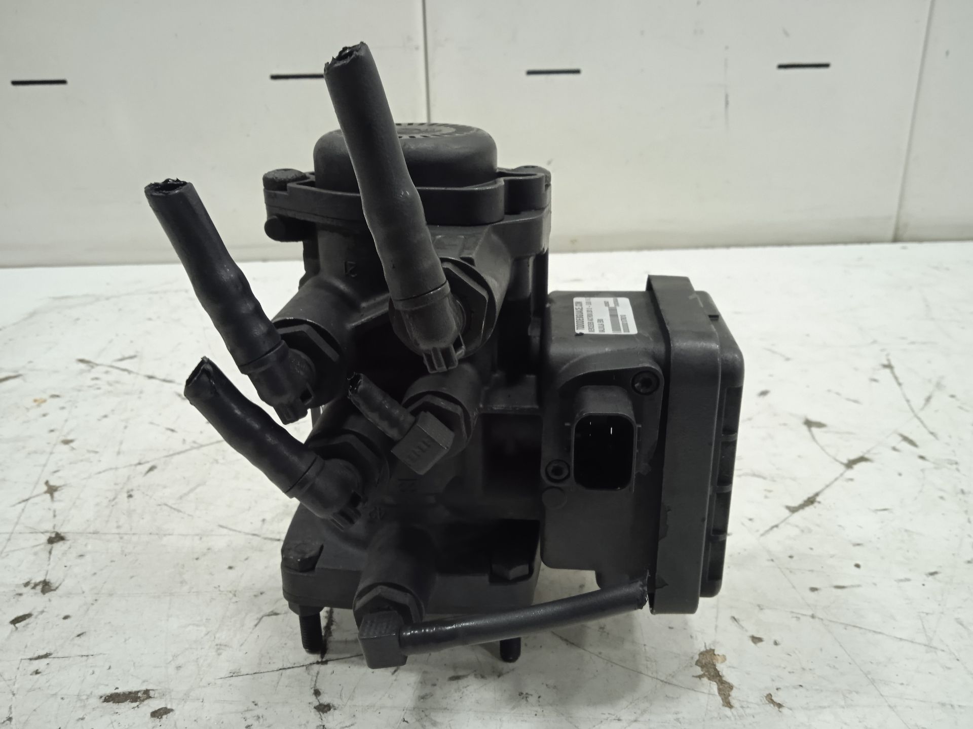 VALVULA EBS MERCEDES-BENZ ACTROS 2/3 2 - EJES / 6 CIL. *