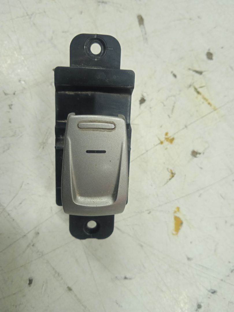 MANDO ELEVALUNAS TRASERO DERECHO foto 2
