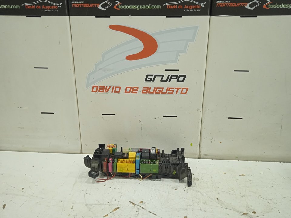 CAJA RELES / FUSIBLES