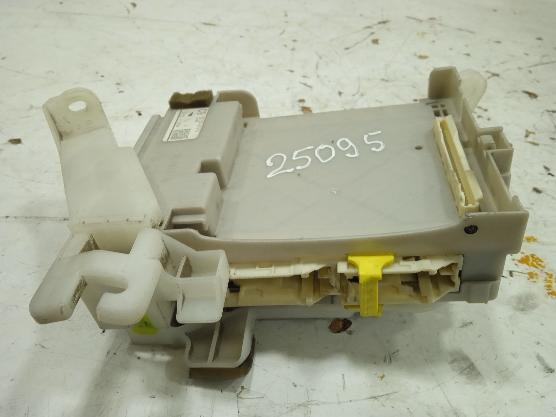CAJA RELES / FUSIBLES TOYOTA PRIUS (NHW30) Plug-in Hybrid Advance