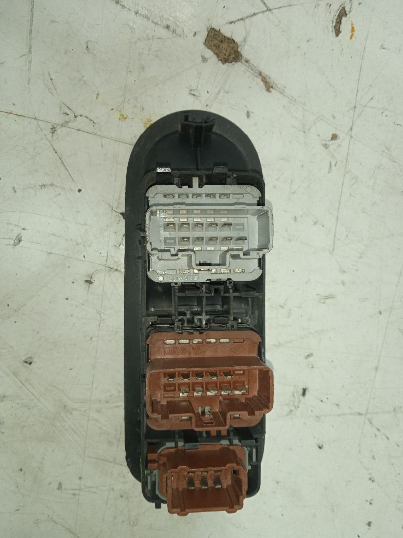 MANDO ELEVALUNAS DELANTERO IZQUIERDO RENAULT MEGANE II BERLINA 5P Confort Authentique
