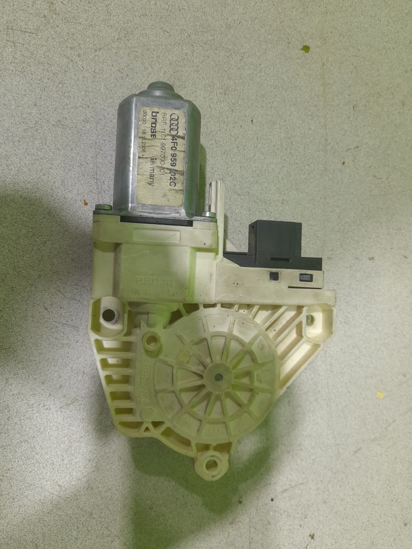 MOTOR ELEVALUNAS TRASERO DERECHO foto 2