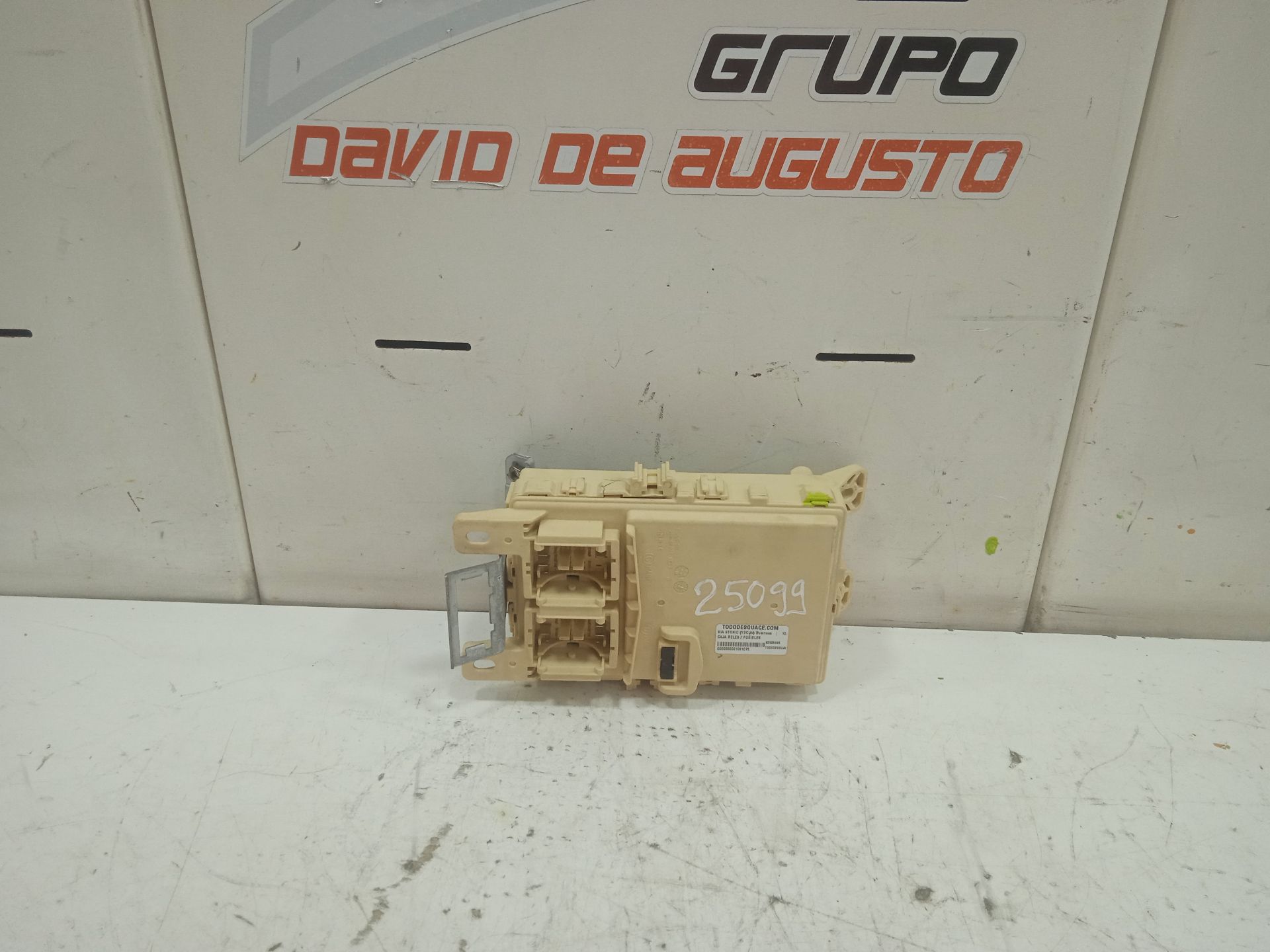 CAJA RELES / FUSIBLES foto 4