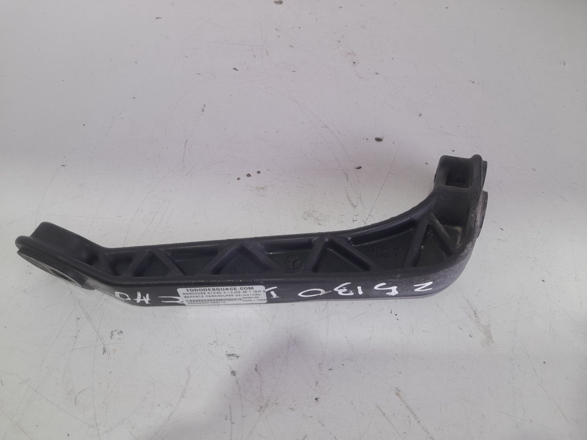 SOPORTE PARAGOLPES DELANTERO MERCEDES-BENZ ATEGO 4 CYL. 4X2 2005 -> *